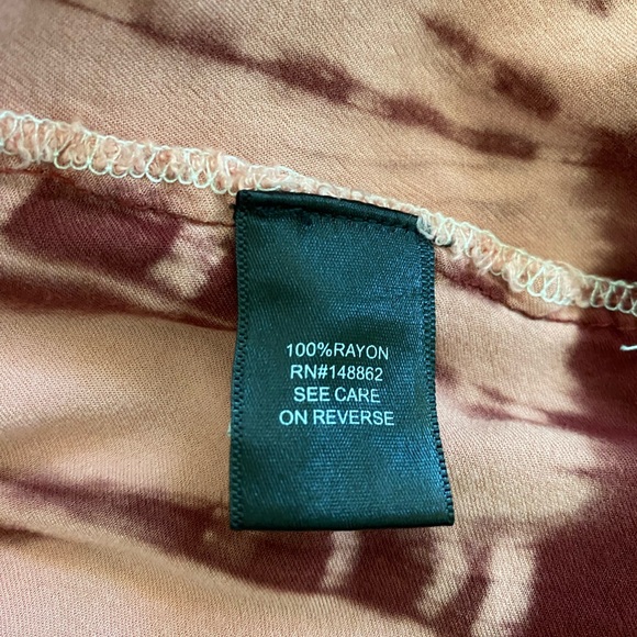 Torrid Top Women’s Sz 1 (14/16) Tie Dye Burgundy Baby Doll Shirt Elastic Waist - Picture 3 of 8